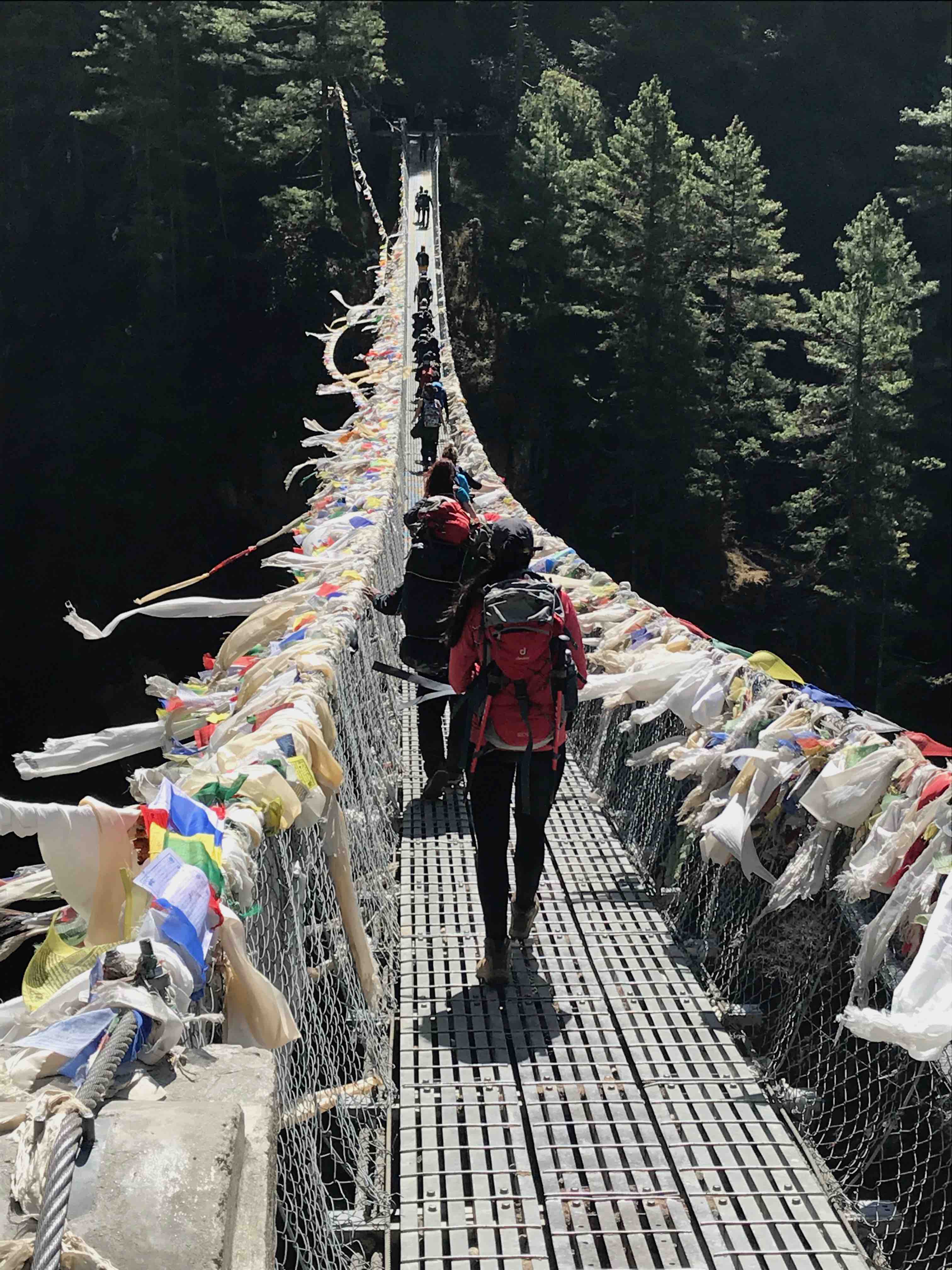 Crowds on the trail from Namche Bazaar